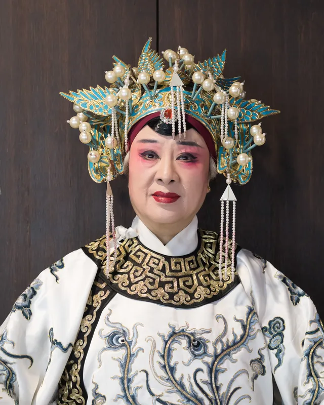 我看完这场婺剧表演后，演员邀请我去后台为他们拍照。