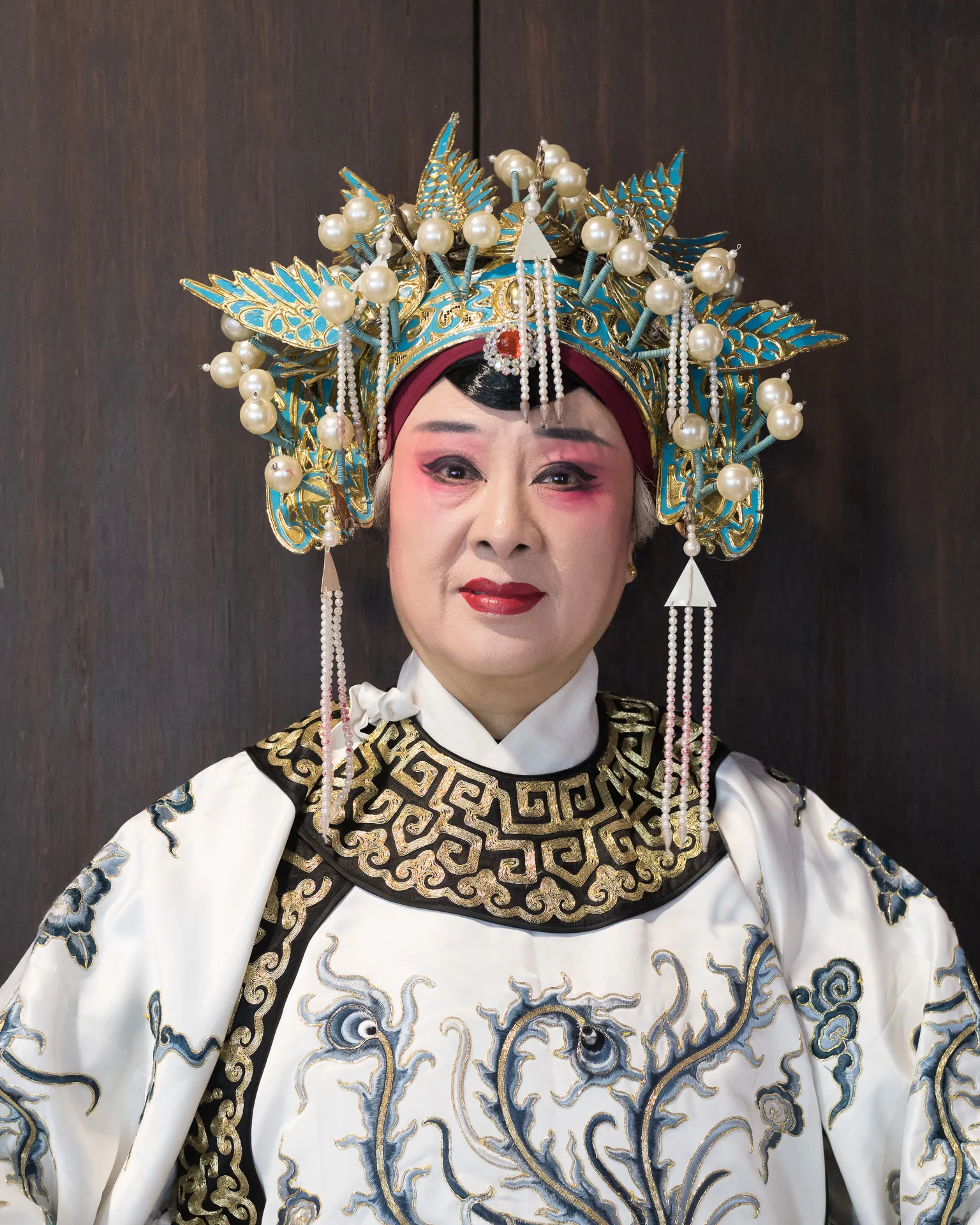 我看完这场婺剧表演后，演员邀请我去后台为他们拍照。